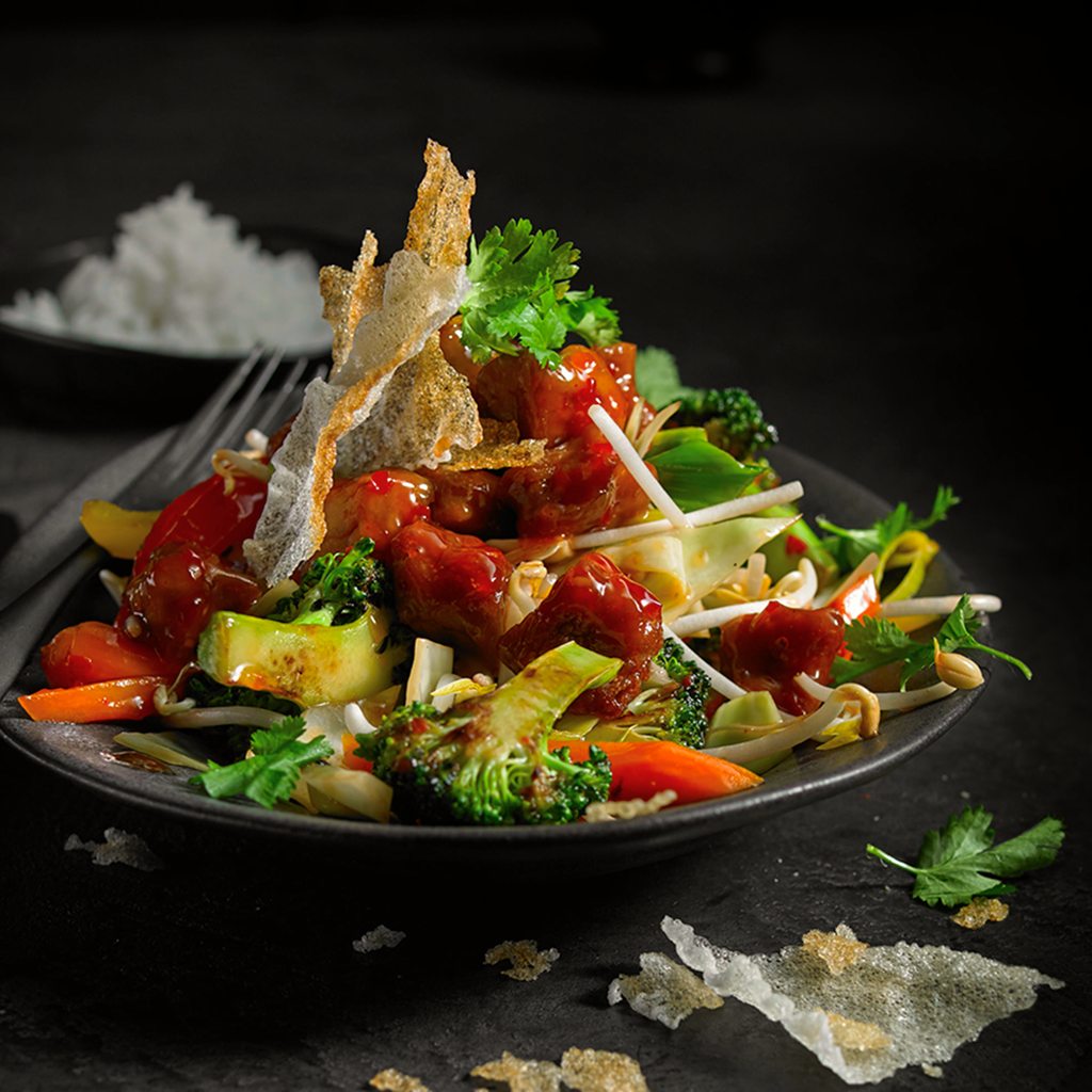 Veganes Asia-Wokgericht mit bedda Teilchen und Knoblauchsauce